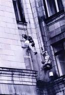 Очистка кровли от наледи и снега.