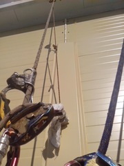 Выполнение работ на высоте специальной технологией – на веревках. Обра