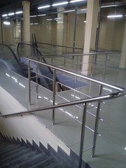 Перила и ограждения из нержавеющей зеркальной стали